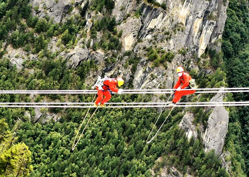 9月15日，電力檢修人員開展左波線米堆冰川段導(dǎo)線扭絞處理走線作業(yè)。旦尼攝