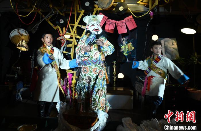 圖為由少兒表演的藏戲在公開場合演出。資料圖 趙朗 攝