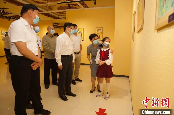 圖為與會(huì)嘉賓與入選畫作的“小作者”們一同觀展?！≈袊?guó)藏學(xué)研究中心供圖