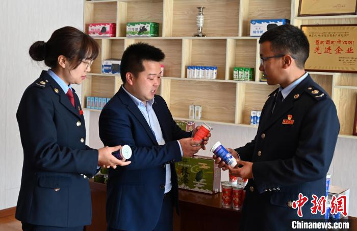 圖為林芝稅務(wù)部門上門了解企業(yè)情況，并宣講稅收政策。資料圖 趙朗 攝