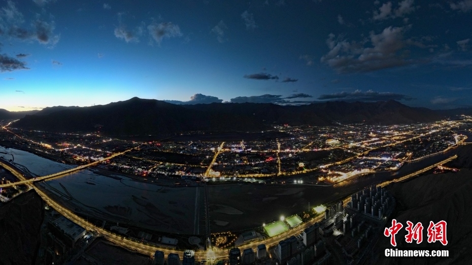 資料圖為2020年6月10日，拉薩城市入夜，燈光點亮高原古城夜色。（無人機畫面） <a target='_blank' href='/'><p  align=