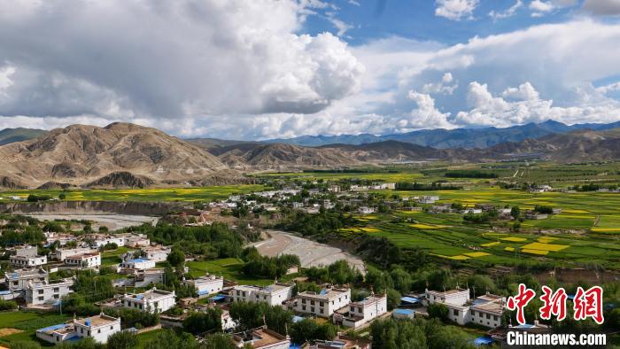 圖為依地形而建的西藏拉薩市尼木縣村居?！≈x牧 攝