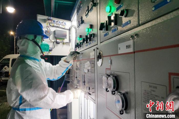 西藏電力部門順利完成方艙醫(yī)院供電設(shè)備安全可靠接入?！⊥醮箫w 攝