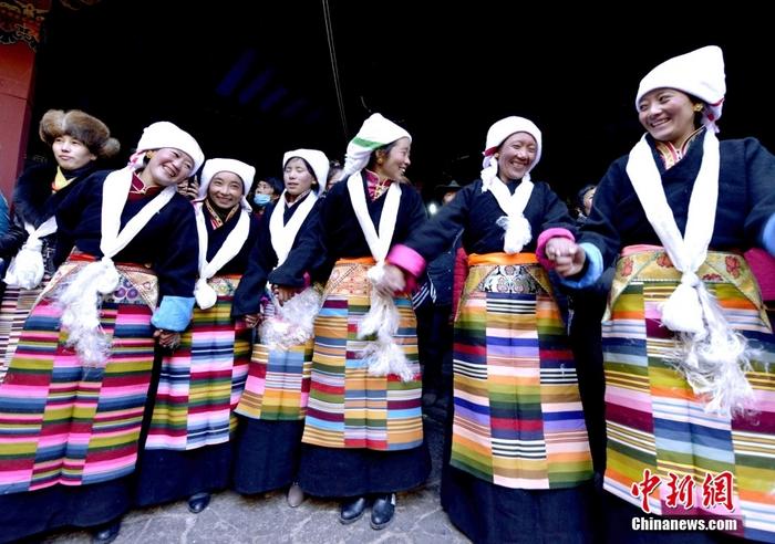 資料圖為2014年12月6日，拉薩民眾歡度“仙女節(jié)”。 <a target='_blank' href='/'><p  align=
