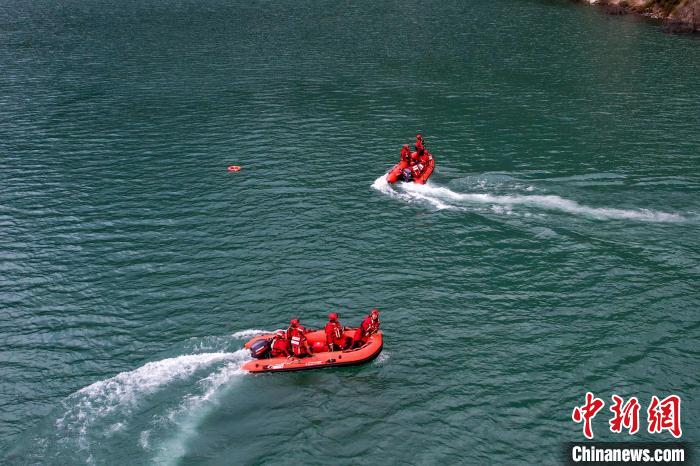 消防員操作舟艇進行s型繞標?！『罱?攝