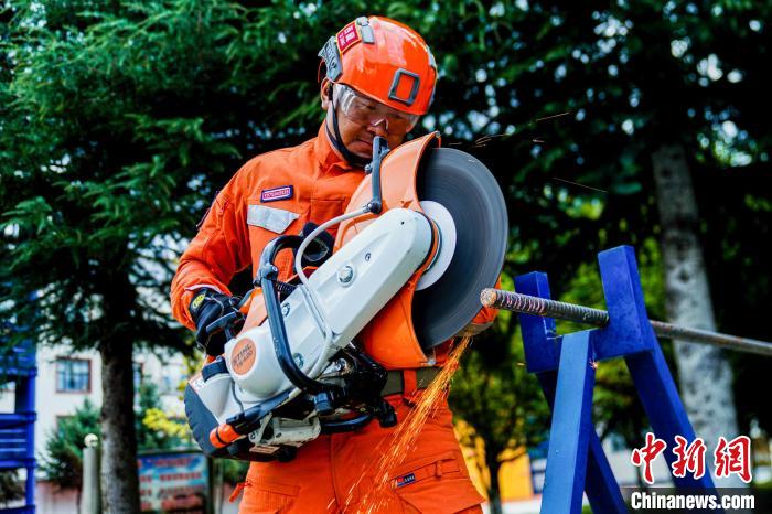 西藏林芝森林消防年度綜合救援技能大練兵活動現(xiàn)場。　侯杰 攝