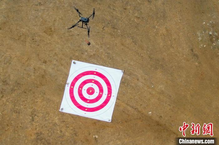 圖為消防員利用無人機空投滅火彈?！钣例?攝