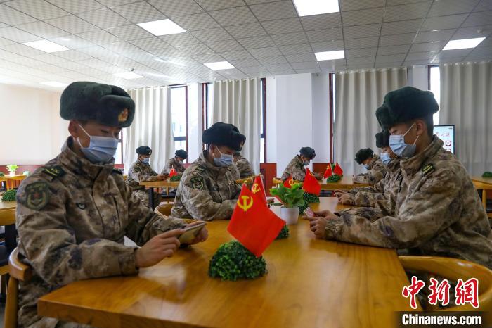 圖為阿里軍分區(qū)某邊防團組織官兵通過手機收聽收看二十大開幕盛況?！詵|供圖