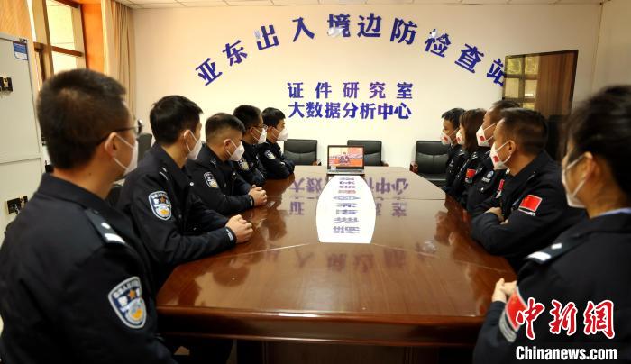 圖為西藏亞東出入境邊防檢查站組織民警收看二十大開幕會直播。　亞東出入境邊防檢查站供圖