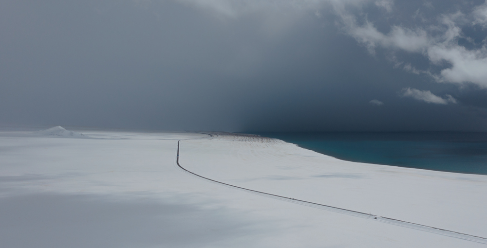 西藏阿里地區(qū)改則縣迎來初雪，銀裝素裹，美如畫卷。
