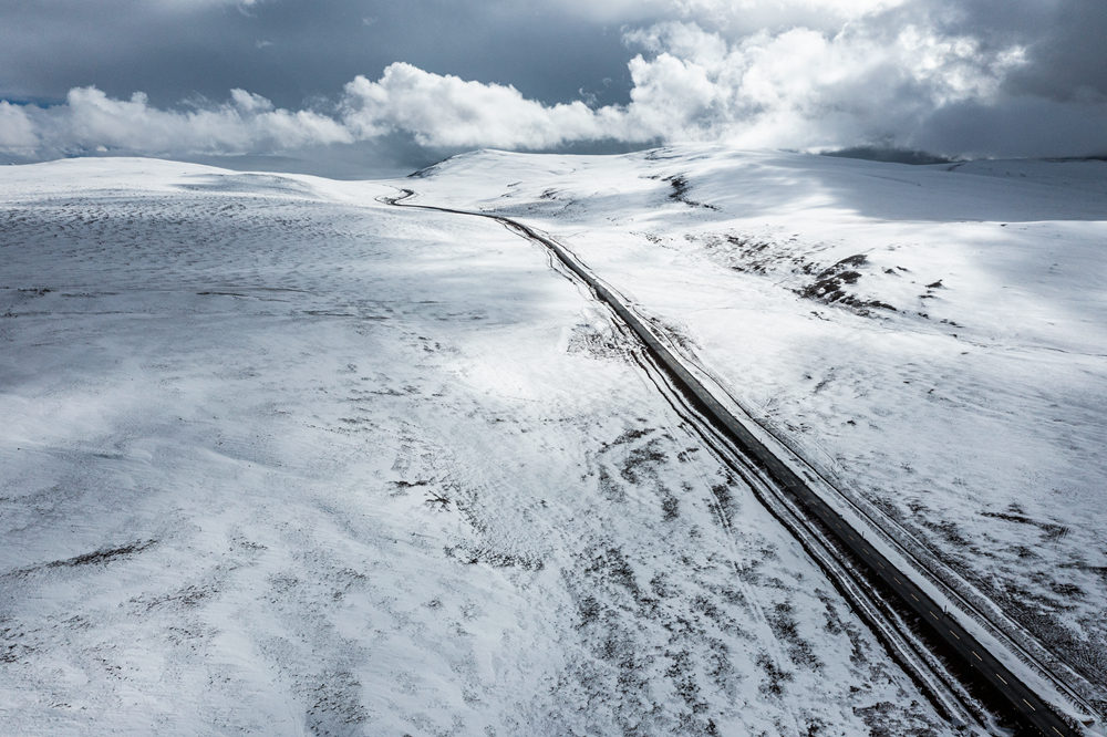 西藏阿里地區(qū)改則縣迎來初雪，銀裝素裹，美如畫卷。