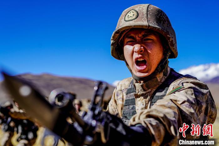 官兵正在進(jìn)行刺殺操訓(xùn)練?！∥鞑厣侥宪姺謪^(qū)某團(tuán)供圖