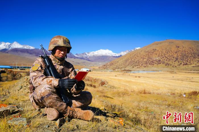 戰(zhàn)士正在品讀該團(tuán)制作下發(fā)的二十大報告內(nèi)容匯編“口袋書” ?！∥鞑厣侥宪姺謪^(qū)某團(tuán)供圖