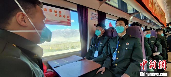 退伍老兵乘坐在退伍專列?！∥鞑厣侥宪姺謪^(qū)某團供圖