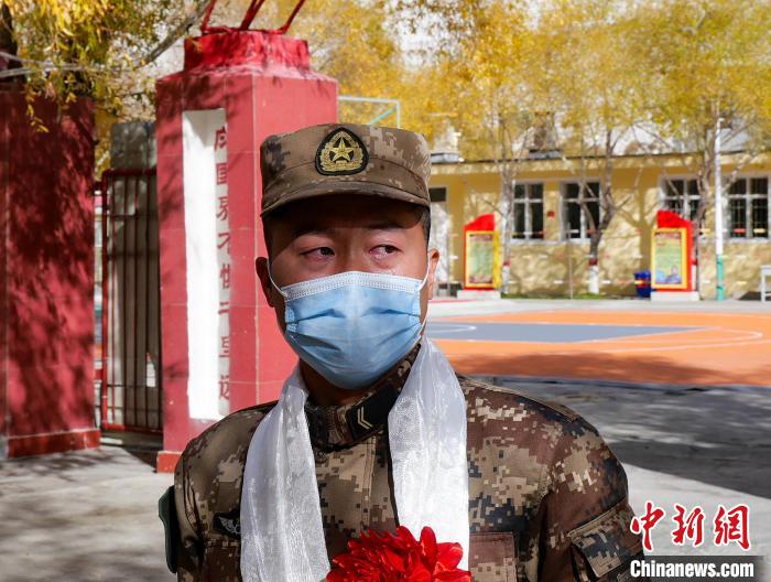 圖為什布奇邊防連退伍老兵臨別前再看一眼連隊?！詵| 攝