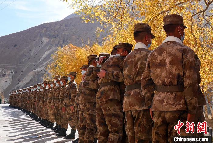 圖為什布奇邊防連退伍老兵與戰(zhàn)友相擁而泣，依依惜別?！⌒觳?攝