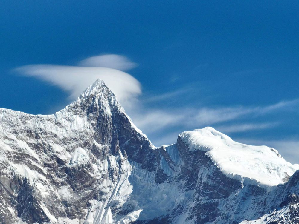 雅魯藏布江遠(yuǎn)處的雪山風(fēng)光。