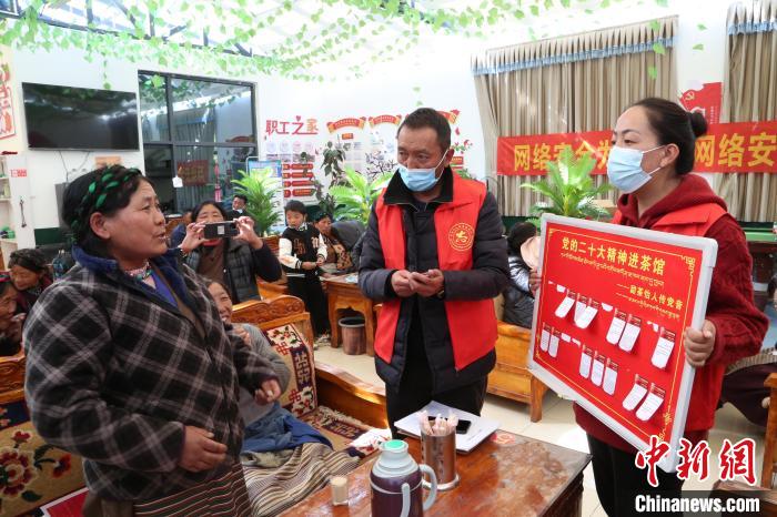 圖為瓊結(jié)縣村民參與問答?！愔闈扇?攝