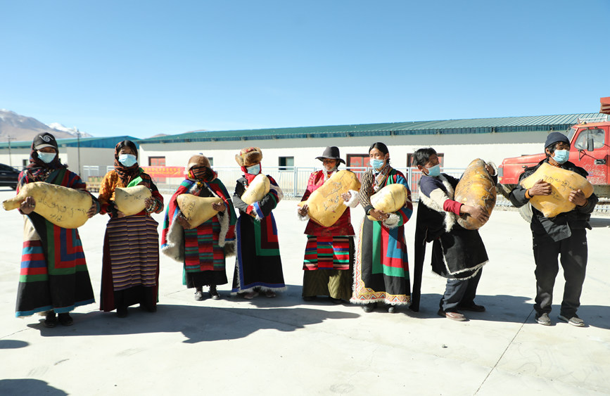 茶措村牧區(qū)改革合作社酥油分紅現(xiàn)場。索朗仁青 攝