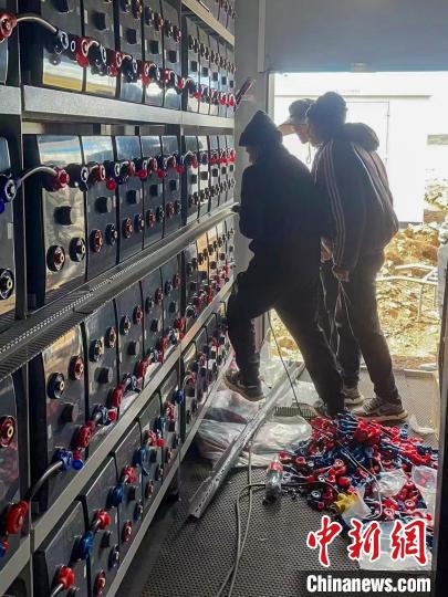 圖為微電網(wǎng)系統(tǒng)安裝調(diào)試現(xiàn)場?！O寶鶴 攝