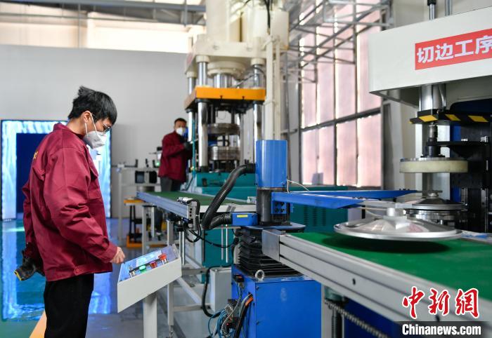 圖為炊具生產(chǎn)線?！∝暩聛硭?攝