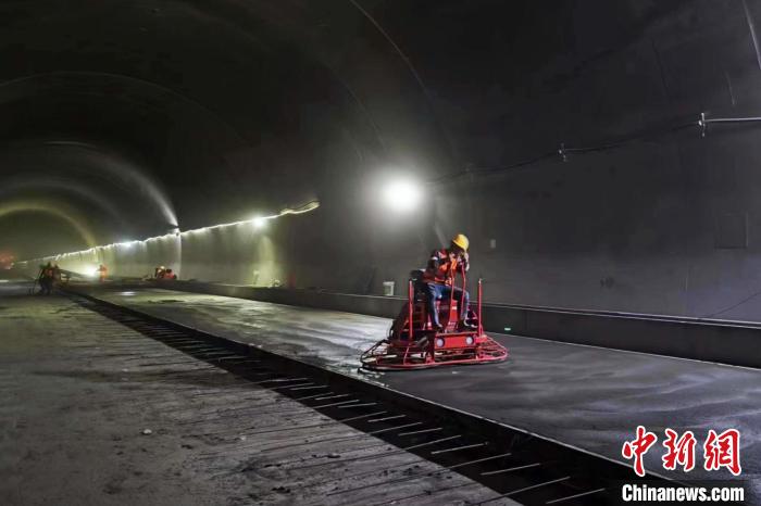 圖為隧道施工現(xiàn)場?！∥鞑刈灾螀^(qū)交通運(yùn)輸廳 供圖