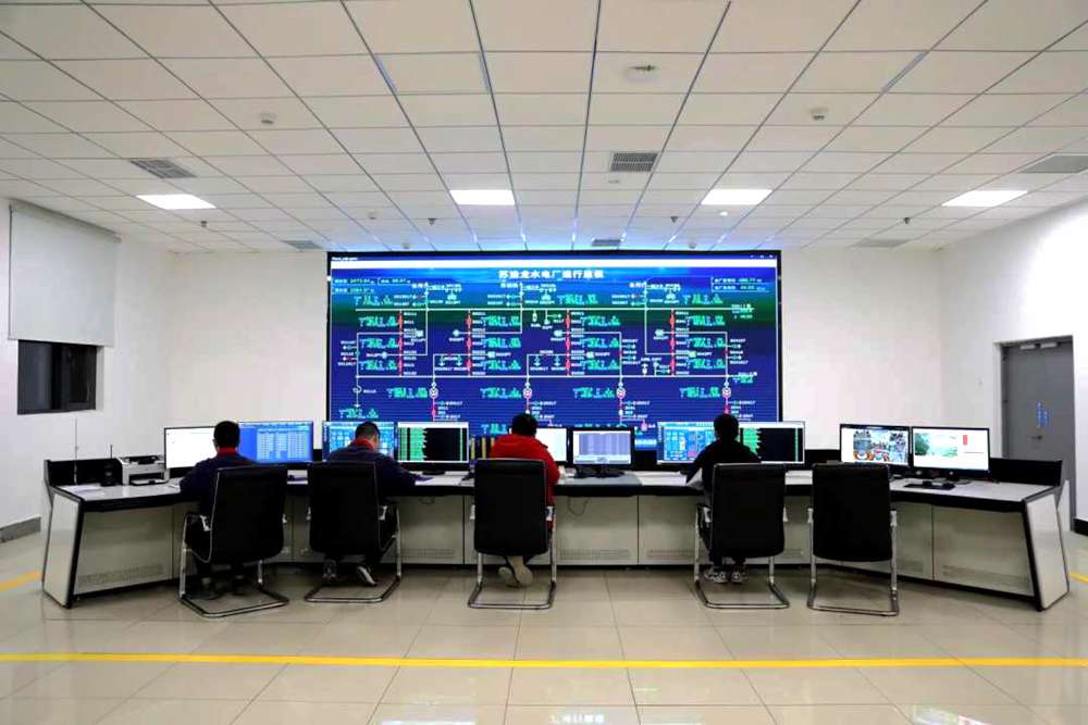 對(duì)大壩填筑碾壓進(jìn)行實(shí)時(shí)全過程監(jiān)控。吳雛音 攝