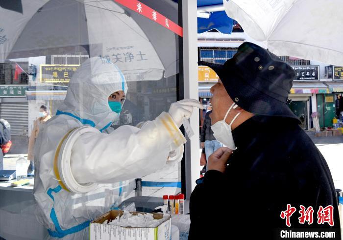 12月7日，拉薩市民正在進(jìn)行核酸檢測?！±盍?攝