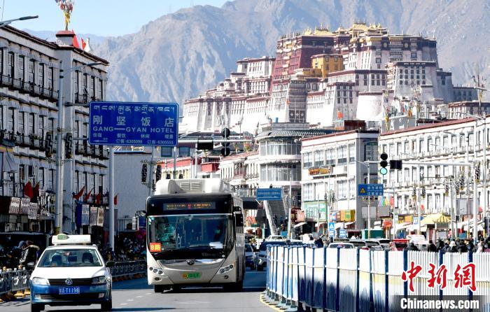 12月7日，一輛公交車從拉薩市城關(guān)區(qū)北京東路駛過。　李林 攝