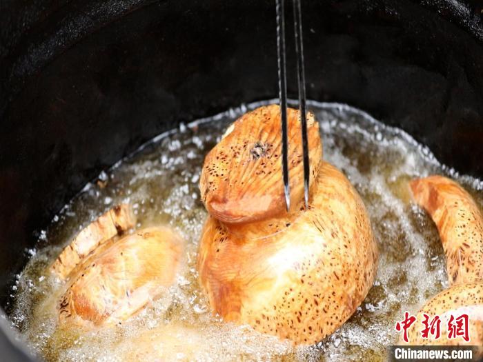 圖為已成型的木碗?！?鄧海平 攝