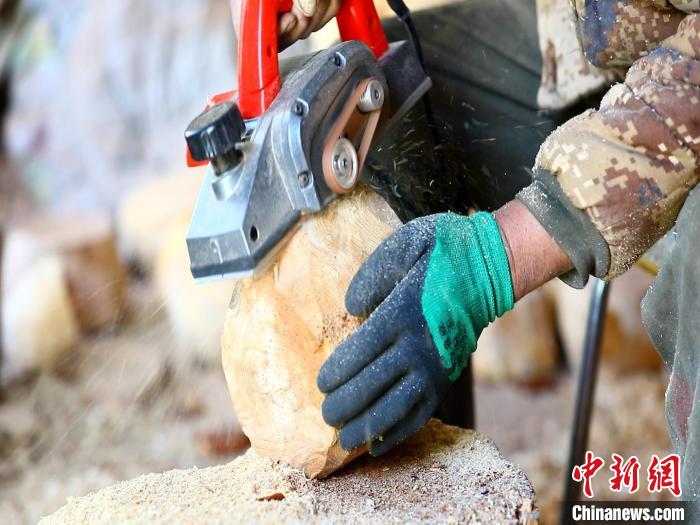 圖為手工藝人正在制作木碗。　德吉 　攝