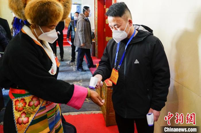 政協(xié)委員測(cè)體溫后入場(chǎng)?！〗w波 攝