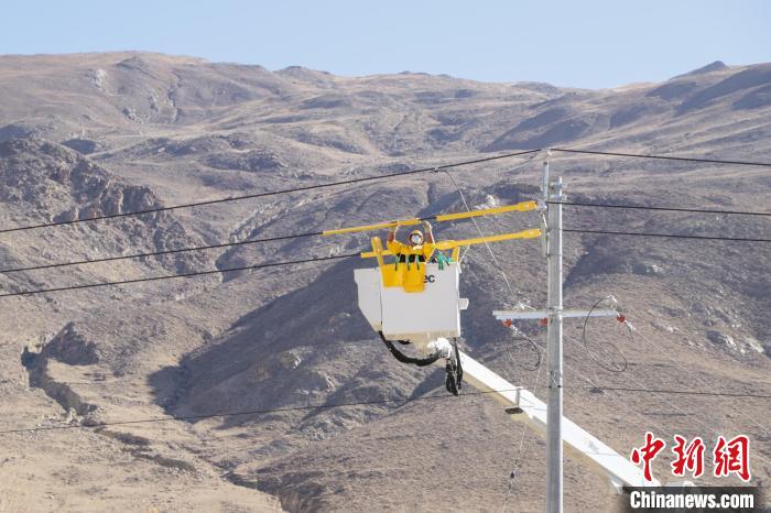 圖為11月9日，國網(wǎng)山南供電公司工作人員進(jìn)行搭火工作。　格桑 攝