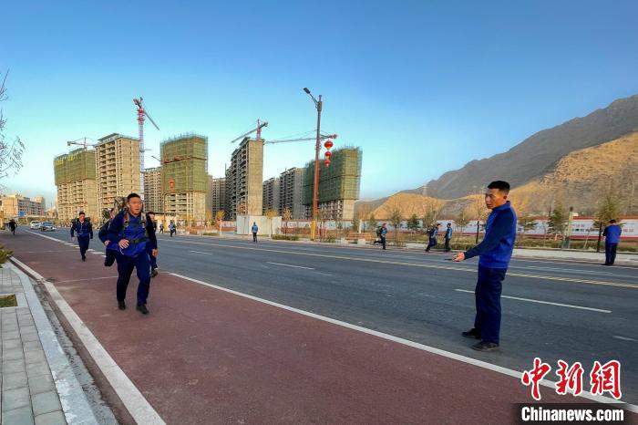 負(fù)重5公里體能訓(xùn)練?！∥鞑厣窒揽傟?duì)特勤大隊(duì) 供圖