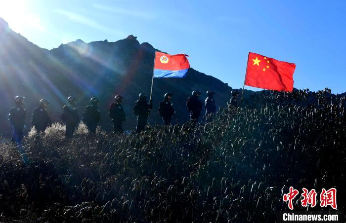 1月6日，移民警察正在乃堆拉巡邏。　李林 攝