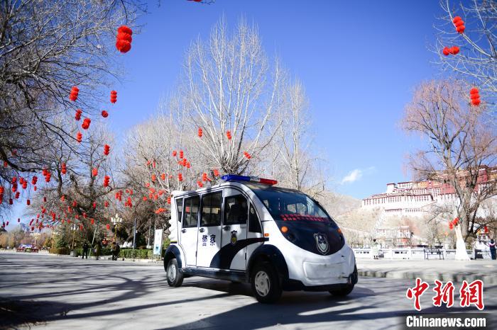 圖為1月23日，布達(dá)拉宮廣場(chǎng)派出所民警正在巡邏?！∝暩聛?lái)松 攝