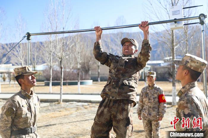 單杠引體向上現(xiàn)場，選手竭盡全力突破自我?！敲衫?攝