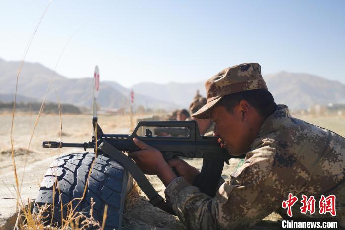 參賽民兵在進行瞄準(zhǔn)?！敲衫?攝