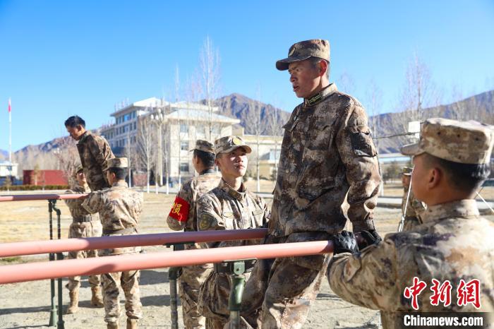 雙杠臂屈伸項目競賽現(xiàn)場。　吳蒙昆 攝