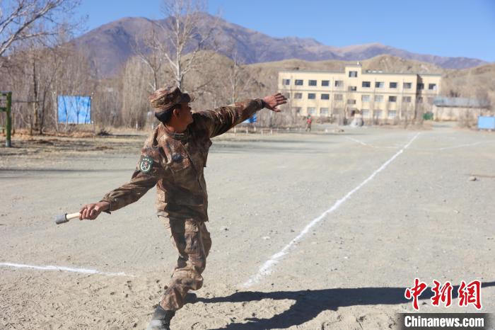 手榴彈投遠(yuǎn)比武競賽現(xiàn)場。　吳蒙昆 攝