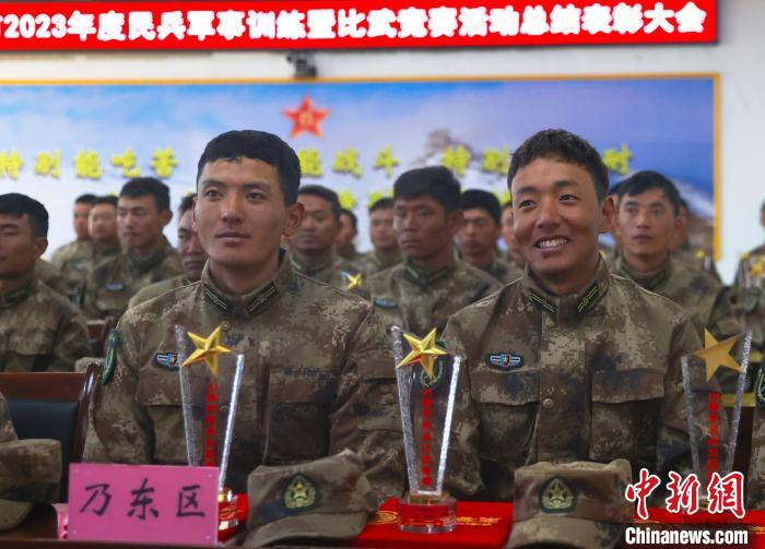 表彰大會上，獲獎選手開心瞬間?！敲衫?攝