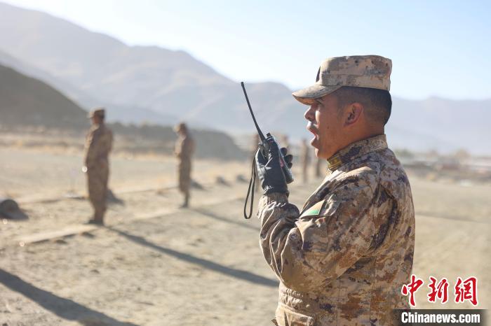 裁判員羅布次仁下達(dá)“臥姿裝子彈”口令。　吳蒙昆 攝