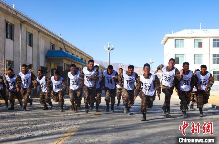 3000米開賽，選手們奮勇爭先。　吳蒙昆 攝