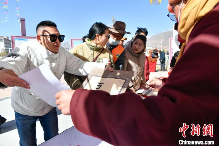 圖為展銷會現(xiàn)場。　貢嘎來松 攝