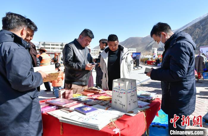 圖為展銷會現(xiàn)場。　貢嘎來松 攝