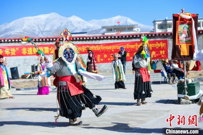 圖為藏戲非遺展演現(xiàn)場?！∝暩聛硭?攝