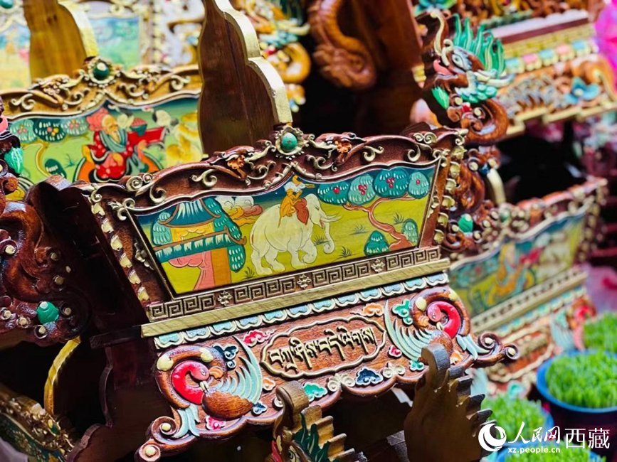 年貨市場(chǎng)上的切瑪盒（切瑪盒是藏歷新年吉祥物，是在精制斗型木盒中用隔板分開，分別盛入炒麥粒和糌粑，插上仔卓，象征著人壽年豐、吉祥如意）。人民網(wǎng) 次仁羅布攝