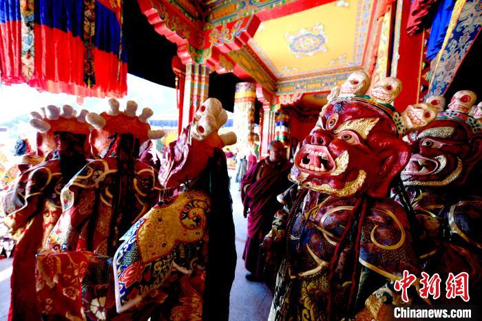 2月19日，楚布寺僧人們佩戴面具準(zhǔn)備參加跳神活動(dòng)?！±盍?攝