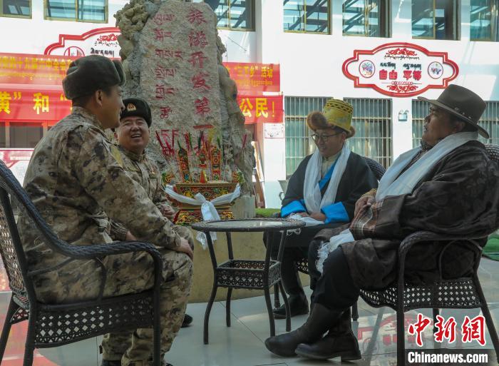 圖為阿里軍分區(qū)某邊防團(tuán)官兵與駐地群眾拉家常?！詵| 攝