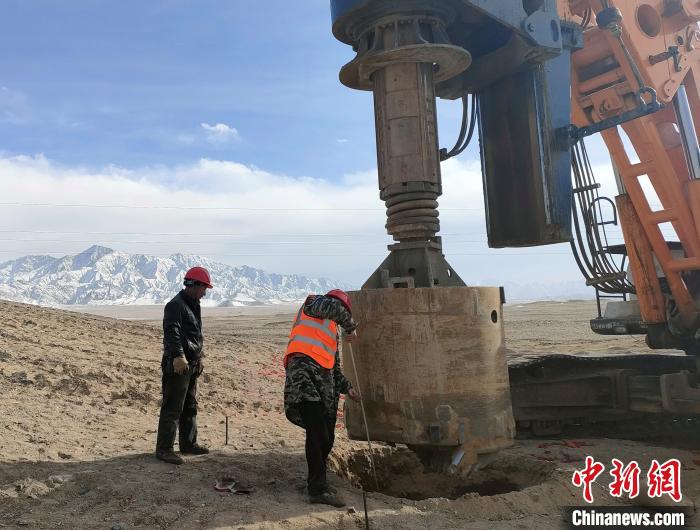 圖為施工人員檢查護(hù)筒高度?！⒁婧?攝